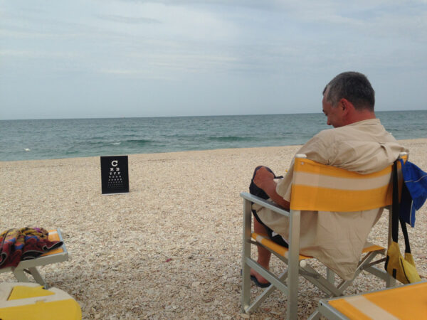 Un socio AVP alterna la visione della stampa fine alla tabella di controllo C-200 sfondo nero a 20 piedi durante il gruppo di studio residenziale svoltosi sulla spiaggia di Marzocca (Senigallia).