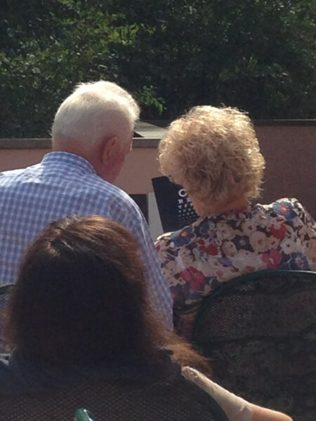 Alternare lo sguardo da vicino a lontano ricordando ciò che si è visto, è un ottimo metodo per ottenere riposo mentale e vista normale