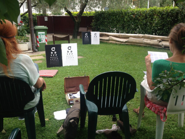 Due socie quarantenni si esercitano all’aperto per curare una miopía di 25 diottríe (a sinistra) e per prevenire la presbiopía (a destra), utilizzando le tabelle di controllo a due distanze diverse, e la stampa fine al punto prossimo.