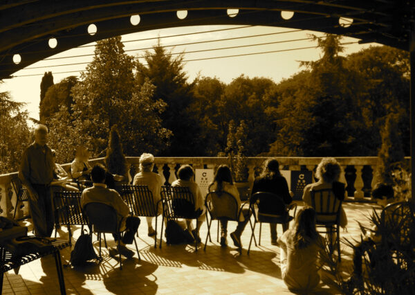 In questa istantanea antichizzata alcuni socii della AVP prendono comodamente il sole in terrazza esercitandosi con le tabelle di controllo di Snellen a 10 e 15 piedi.