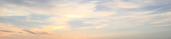 Suggestiva inquadratura delle nuvole al tramonto sulla spiaggia di Cattolica (RN)