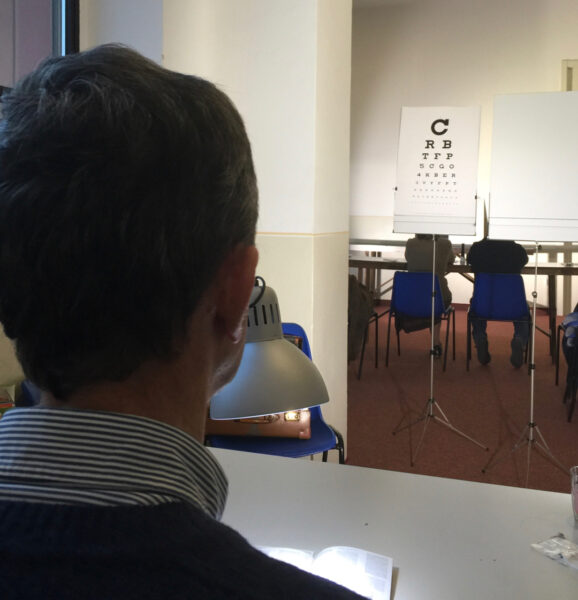 Alternanza della visione dalla stampa diamante della rivista IL FALCO alla tabella a 12 piedi, dondolando lo spazio vuoto tra essa e la tabella vuota a destra.  Sullo sfondo i socii Letizia e Claudio si esercitano nel tardo pomeriggio con tutta tranquillità