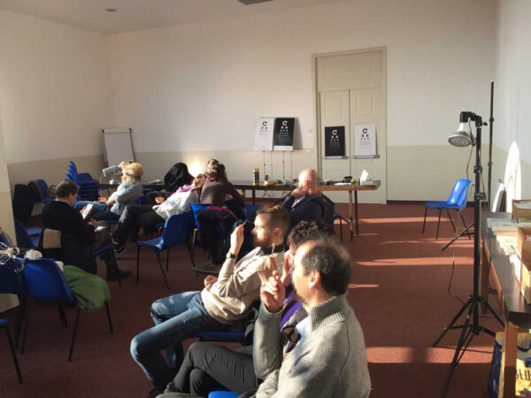 Diversi socii si esercitano autonomamente sfruttando il sole diretto per applicare la Lente Solare del Dott. Bates