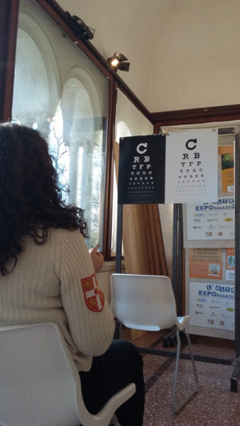 È sempre d’ aiuto fare pratica con una luce non forte davanti alle tabelle di controllo. In questa immagine una socia AVP si aiuta con il “movimento del pollice” per diminuire lo sforzo mentale dato dalla luce non ottimale.